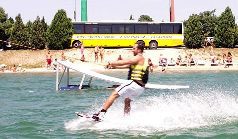 Autobus CITY SKI Brno V�s zaveze a� k vod� v are�lu Zlat� Piesky